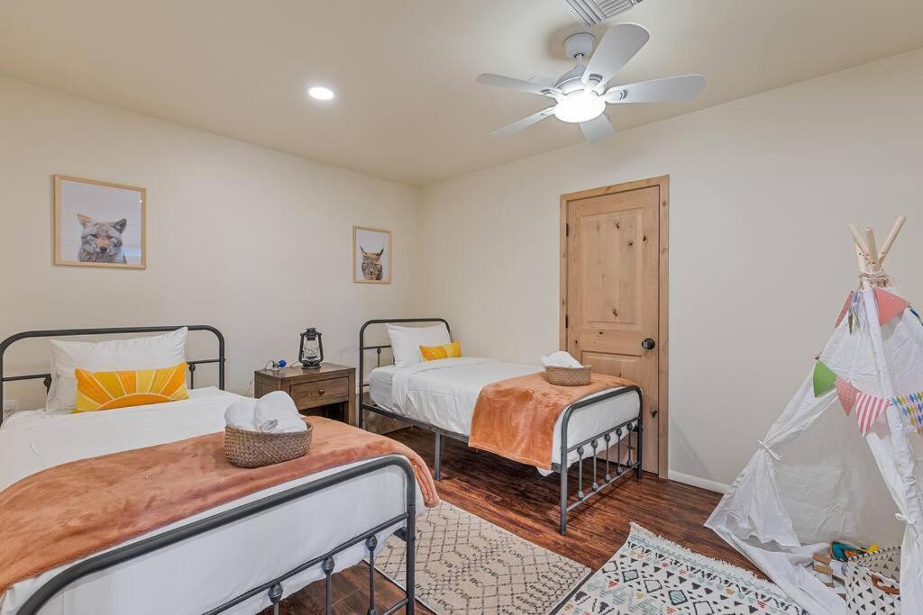 סדונה Close To Fresh Creek! Sleeps 12 ~ Amazing Views W/Serene Open Space ~ Hot Tub + Game Room ~ Trails Outside מראה חיצוני תמונה