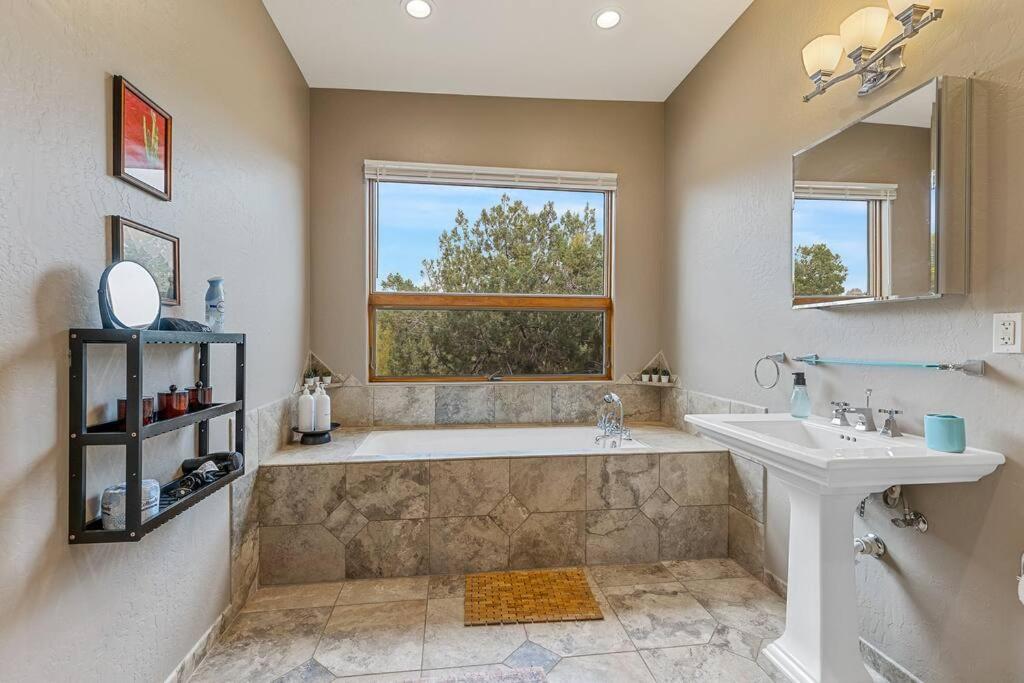 סדונה Close To Fresh Creek! Sleeps 12 ~ Amazing Views W/Serene Open Space ~ Hot Tub + Game Room ~ Trails Outside מראה חיצוני תמונה