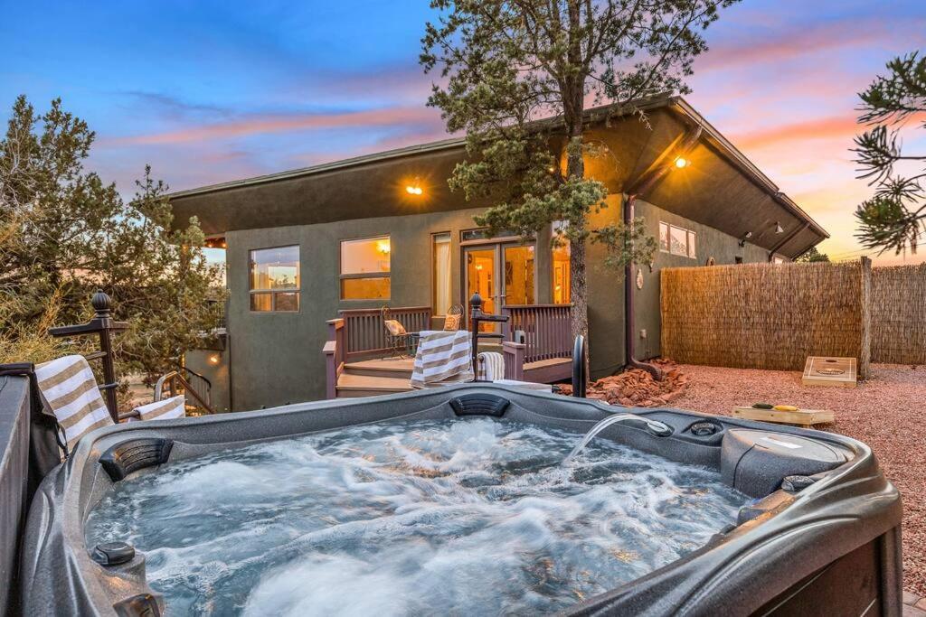 סדונה Close To Fresh Creek! Sleeps 12 ~ Amazing Views W/Serene Open Space ~ Hot Tub + Game Room ~ Trails Outside מראה חיצוני תמונה