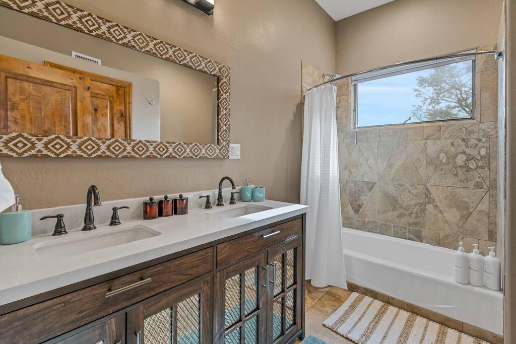סדונה Close To Fresh Creek! Sleeps 12 ~ Amazing Views W/Serene Open Space ~ Hot Tub + Game Room ~ Trails Outside מראה חיצוני תמונה