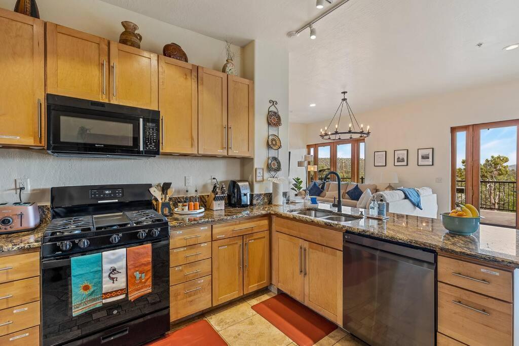 סדונה Close To Fresh Creek! Sleeps 12 ~ Amazing Views W/Serene Open Space ~ Hot Tub + Game Room ~ Trails Outside מראה חיצוני תמונה