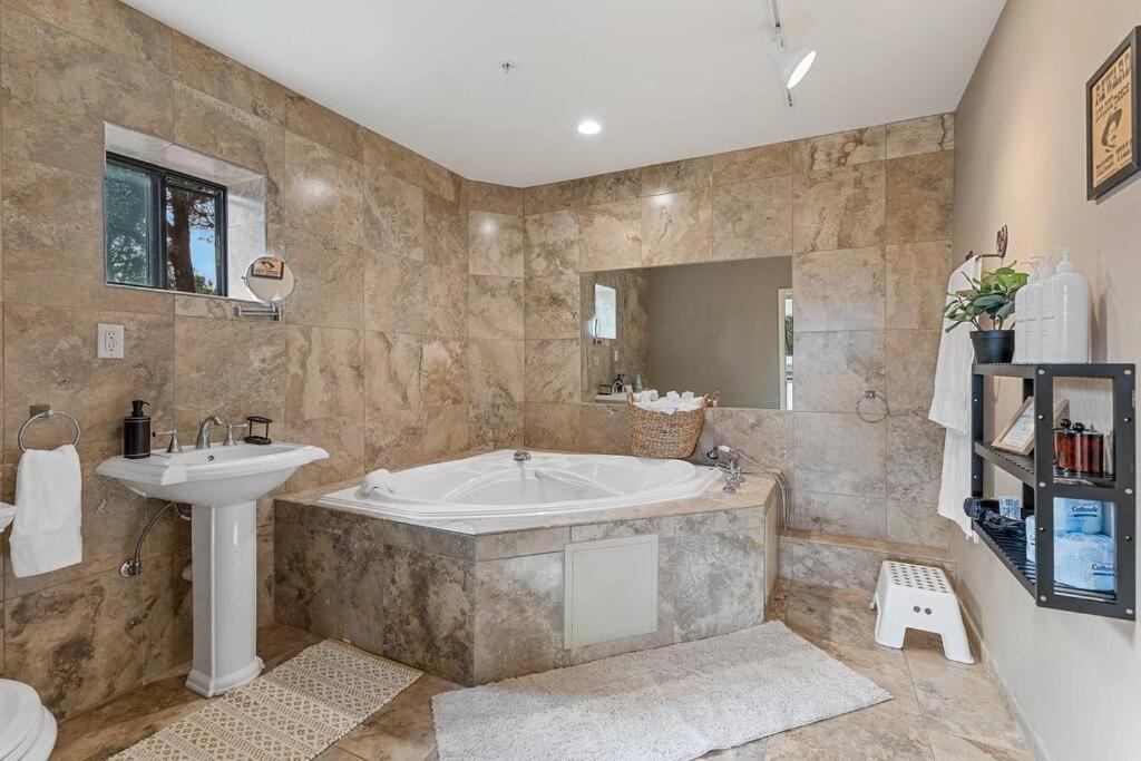 סדונה Close To Fresh Creek! Sleeps 12 ~ Amazing Views W/Serene Open Space ~ Hot Tub + Game Room ~ Trails Outside מראה חיצוני תמונה