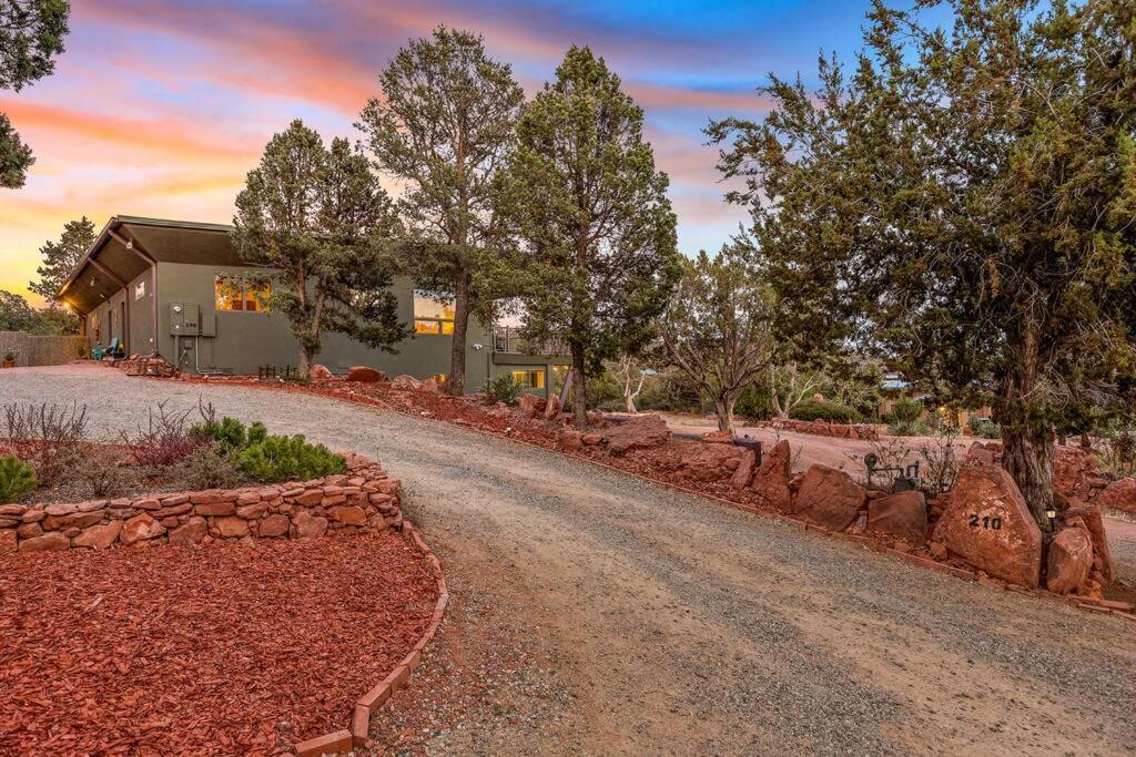 סדונה Close To Fresh Creek! Sleeps 12 ~ Amazing Views W/Serene Open Space ~ Hot Tub + Game Room ~ Trails Outside מראה חיצוני תמונה