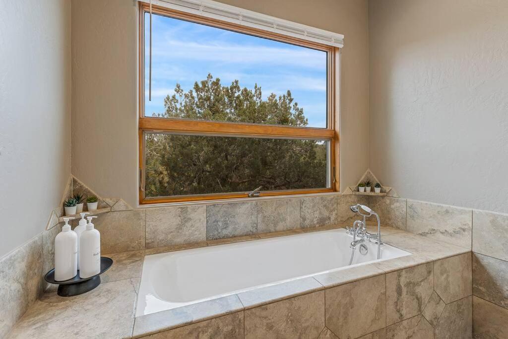 סדונה Close To Fresh Creek! Sleeps 12 ~ Amazing Views W/Serene Open Space ~ Hot Tub + Game Room ~ Trails Outside מראה חיצוני תמונה