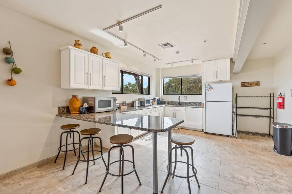 סדונה Close To Fresh Creek! Sleeps 12 ~ Amazing Views W/Serene Open Space ~ Hot Tub + Game Room ~ Trails Outside מראה חיצוני תמונה